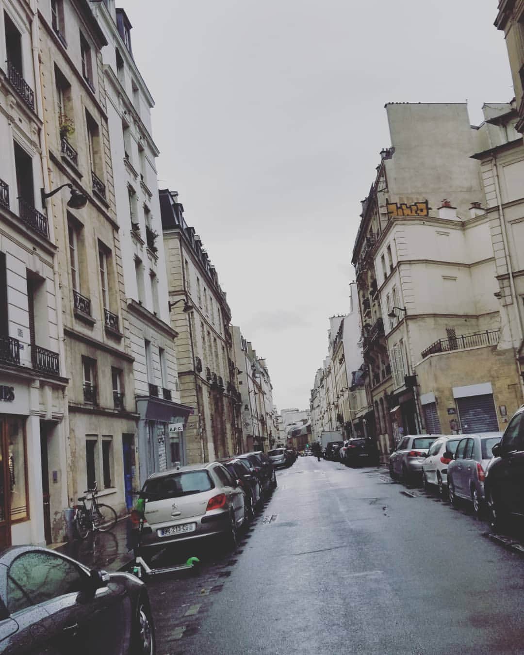 慶元まさ美さんのインスタグラム写真 - (慶元まさ美Instagram)「おはようございます🎵  #パリ ３日目😊  お友だち夫婦は今日も お仕事へ出掛けたので 小雨が降る街を 一人散歩🎵  ご近所の気になるお店を チェックしながら 近くの #マルシェ へ  早すぎて賑わう前って 感じでした😅  また、後で来てみようかな✨」9月29日 18時43分 - preciousmomentk