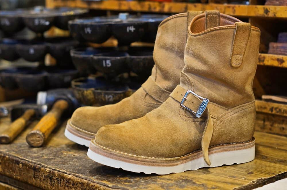 のインスタグラム：「. 【REPAIR THE WESCO BOOTS】 スタッフが愛用する“Morrison”。 先日、初回のソール交換を迎えました。 ソールは、カスタムオーダー時と同じホワイトのトラクションソール+ダブルミッドソール仕様の組み合わせへ。 ウエスコブーツならではの迫力あるボリューム感とキツネ色へと変化したバーラップレザーが相まって、また一段階成長した様子。 . 【お知らせ】 正規代理店でご購入頂くと弊社発行の金色のギャランティカード(保証書)が付属します。 リペア時にご提示いただければ1回目のヒール交換が無料、1回目のソール交換が5,000円(税別)でご利用頂けます。 ギャランティカードは正規購入の証となります。 再発行は承っておりませんので使用済みの場合でも破棄されないようお願い致します。 . 《ブーツの郵送先》 〒577-0067 東大阪市高井田西1-1-17 WESCO JAPAN リペア工房 06-6783-6888 . 《準備するもの》 ブーツ、ギャランティカード(お持ちの場合)、ご依頼内容と返送先をご記入のうえ弊社までお送りください。 ブーツが届き次第、リペア担当者よりご連絡させて頂きます。 #wesco #morrison #wescopeople #wescoboots #FactoryShoeRepairing #since1918 #100YEARS #oregon #scappoose #madeinUSA #wescojapan #wescoebisu #wescosetagaya #wescokanazawa」