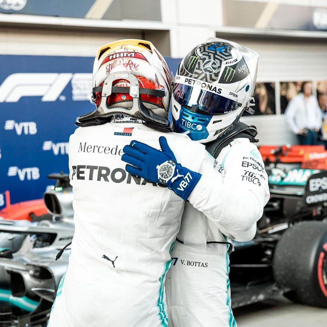 ルイス・ハミルトンさんのインスタグラム写真 - (ルイス・ハミルトンInstagram)「Teamwork makes the dream work. A special day for us as a team. Valtteri did a fantastic job to help secure a 1-2 today. This team continues to amaze me with its spirit, hard work and dedication and I am so proud to be able to contribute to their success, to be a part of it. Thank you to all at @mercedesamgf1 🙏🏾👊🏾🔝」9月30日 0時22分 - lewishamilton