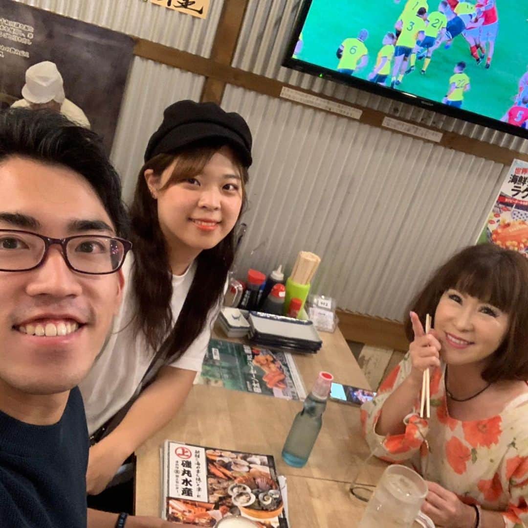 のインスタグラム：「今から 渡辺プロダクションの お笑いライブに 来てます 💕💕 萌ちゃんパパと 息子夫婦と おほちゃん びっくりするかも 💕💕 親みたいに 応援してます 今から始まります 💕💕 #渡辺プロダクション #おほしんたろう  #お笑い  #お笑いライブ  #リバレイン  #息子夫婦  #久しぶり  #夜遊び  #毎日コーデ  #毎日  #ハッピー  #instagood  #love  #fun  #instagram  #happy」
