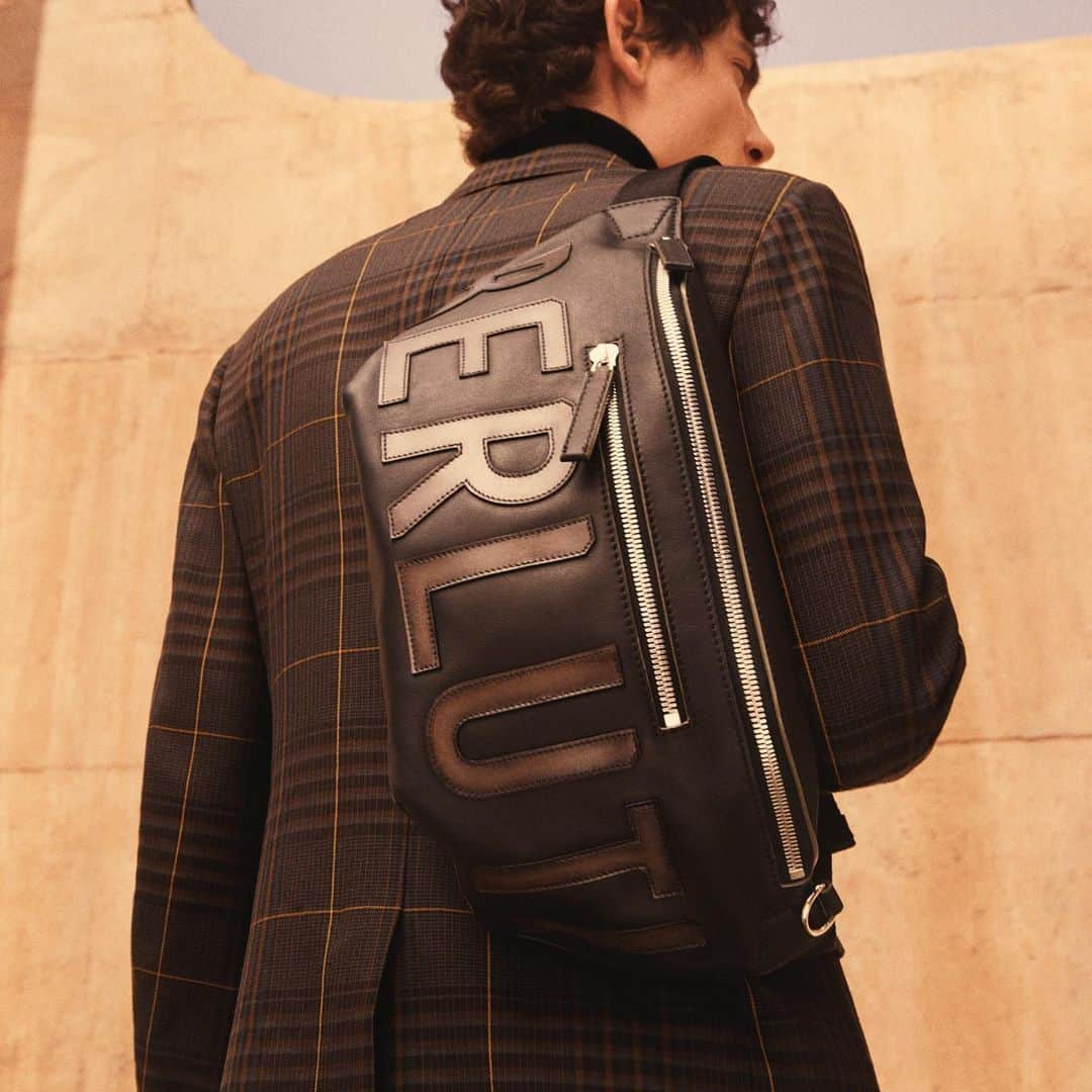 ベルルッティさんのインスタグラム写真 - (ベルルッティInstagram)「- OPEN HAND - The #Berluti Fall 2019 Pre-Collection by @kris_van_assche -  Introducing the “Complice” Cross-Body Bag in Vitello Matte leather, featuring a Berluti logo in the new “Ice Brown” Patina, created after Kris Van Assche delved into the Maison’s archives, taking inspiration from a past patina and updating it through a glaçage finish.  Photographed by @ronan_gallagher__ in Chandigarh, India - Styling by @mauricionardi -」9月29日 19時01分 - berluti