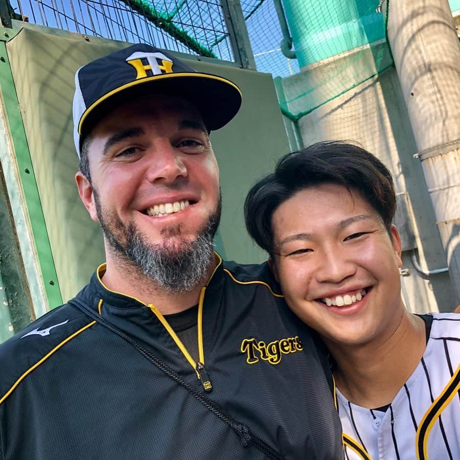 牧丈一郎のインスタグラム：「ランディさんお疲れさまでした！ こんな僕でもいつも会うたび愛のある蹴りやビンタをして下さってと阪神ファンである僕としては嬉しかったです^_^ ランディさんから教わった事はたくさんありますがこれからの野球人生においてとても大切になってくると思うので、心の中にずっと置いておきたいと思います そして自分が一軍の舞台で投げている姿を見せる事が、恩返しだと思うので頑張っていきたいです！ #ランディ！#54#本物の#侍#メッセンジャー #ありがとうございました😊」
