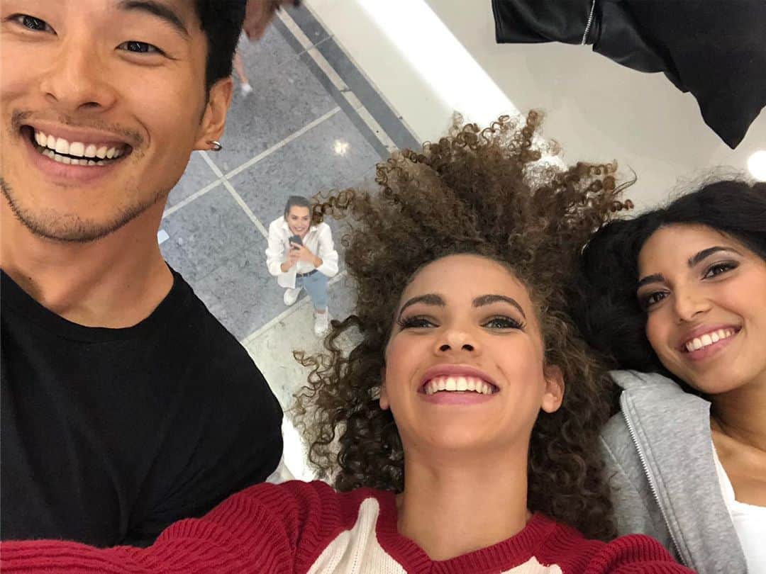 のインスタグラム：「Such lovely and fun people to work with 😄🙌🏻🤪﻿ @skin_london #canarywhraffashionshow」