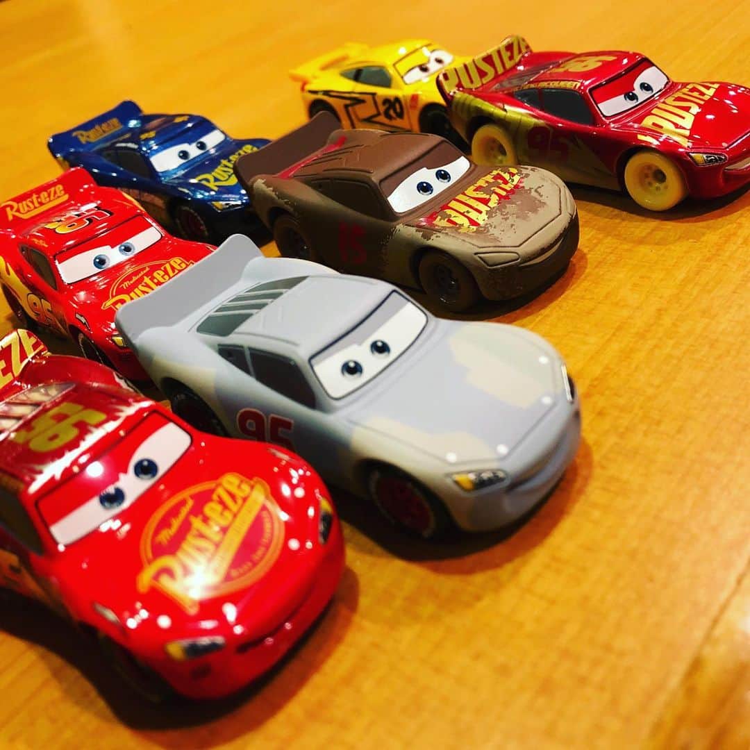 おかゆ太郎のインスタグラム：「いっぱい買わされた #マックィーン」