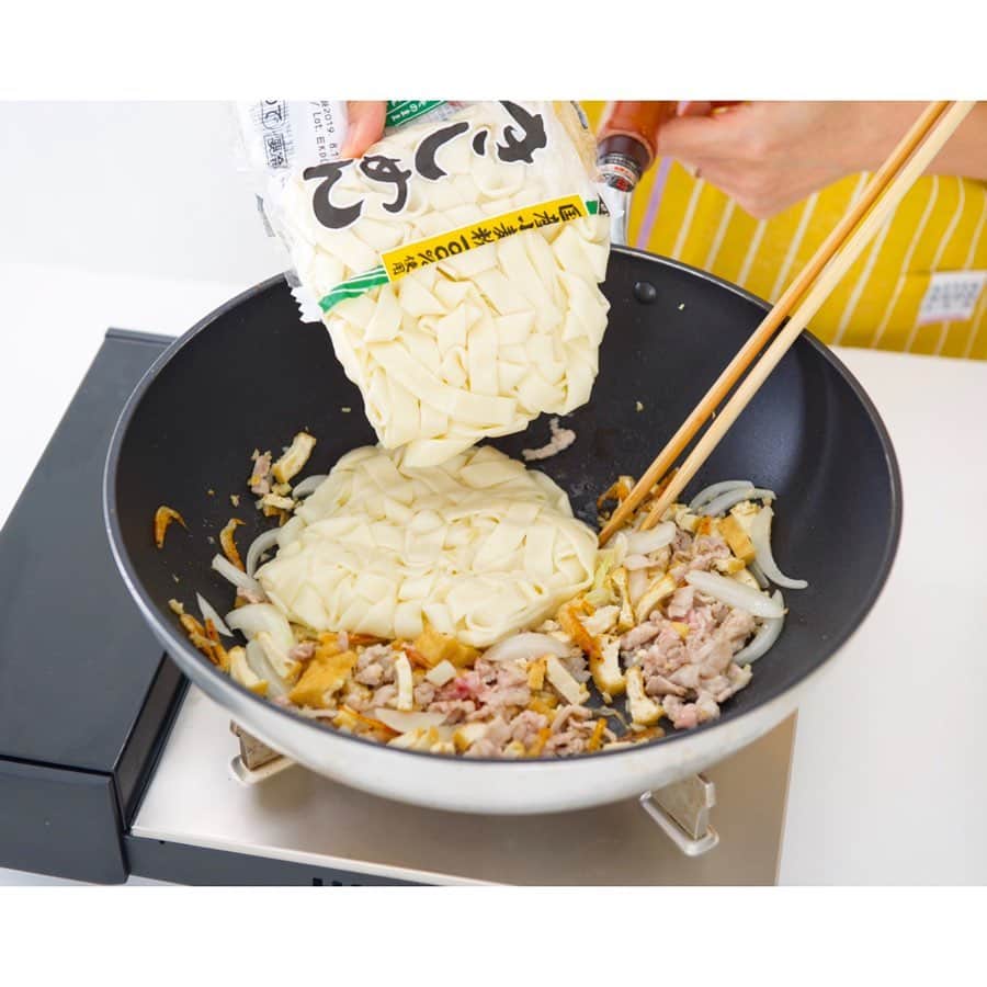 中村明花さんのインスタグラム写真 - (中村明花Instagram)「.﻿ 只今Mart11月号が発売中です❁﻿ ﻿ 連載ページ、﻿ 【おかずに飽きたら“タイの知恵”🇹🇭】は、﻿ ﻿ 現在タイ暮らしでタイ料理をよく食べている私なりに考えて、日本で買える調味料を使って、﻿ ちょっとしたコツでいつものおかずも本場のタイ料理風に変身させちゃうページでございます🍳﻿ （本場のタイ料理に近づけながらも日本人の口に合うように調整しています）﻿ ﻿ ⚛︎⚛︎⚛︎⚛︎⚛︎⚛︎⚛︎⚛︎⚛︎⚛︎⚛︎﻿ ﻿ 第三回目は、﻿ 焼うどんがパッタイ風になる【パッタイ風焼ききしめん】のレシピをご紹介！﻿ ﻿ 本場ではお米の麺で作るパッタイ。﻿ ライスヌードルは日本でも手に入りやすくなりましたが、きしめんで作るとこれまた美味しいんです☺︎﻿ （きしめんが無い時は普通の茹でうどんでもOKです🙆‍♀️）﻿ ﻿ 焼うどんとはまた一味も二味も違うパッタイ。﻿ お子さんが食べる時はスイートチリソースを入れる前に取り分けておいてくださいね^ ^﻿ ﻿ 娘も大好きでパクパク食べてくれるレシピです☺️﻿ ﻿ 是非、今月号のMartをチェックしてみて下さい🌻﻿ ﻿ ﻿ #Mart #Mart11月号﻿ #連載 ﻿ #おかずに飽きたらタイの知恵﻿ #タイ料理 #タイ料理レシピ #簡単レシピ﻿」9月29日 19時15分 - sayaka_nakamura3