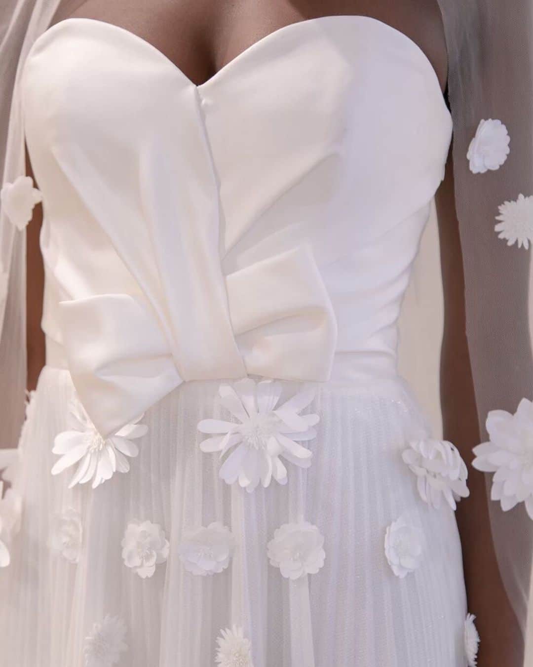 wedding dress 岐阜・名古屋のインスタグラム：「* Brands we carry... @viktorandrolf  オランダ発のブランド VIKTOR&ROLF（ヴィクター&ロルフ） * 世界中のお洒落な花嫁を虜にする wedding styleを発信し続ける彼らは、 今まで見たこともないような素材を用いて Weddingの世界に新たな風を巻き起こしています。 * #viktorandrolf  #silverhangers  #weddingdress #thetreatdressing  #シルバーハンガーズ  #ウェディングドレス #ウエディングドレス」
