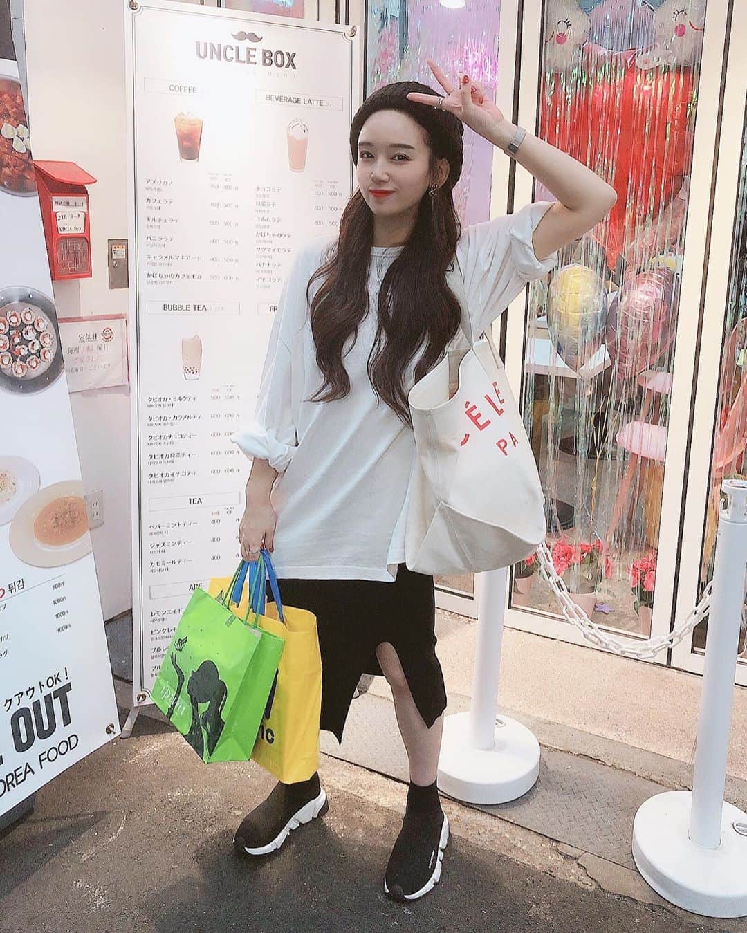 のインスタグラム：「ご機嫌爆買いおばさん参上✌︎ . . . . #休日 #鶴橋 #大阪 #コリアンタウン #パック #コスメ #モノトーンコーデ #カジュアルファッション #ロンT #ニット帽 #タイトスカート #スニーカー #ご機嫌 #疲れた #celine #balenciaga #osaka #오사카 #학교 #쇼핑 #일본 #✌️#🇰🇷 #🇯🇵 #逆光がすぎる #暗闇での画質の悪さよ #セレッソ大阪 #大阪ダービー勝って嬉しい！ #７年ぶりの勝利 #荷物重すぎて膝曲がる」