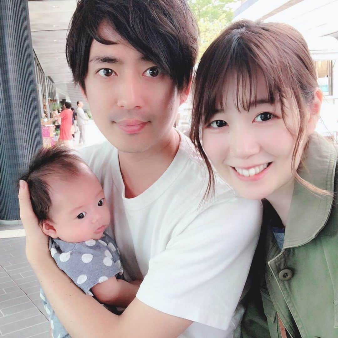 斉藤マリナ(さいまり) のインスタグラム：「まもなく３ヶ月なので、電車に乗ってお出かけしてきた🚃 (退院の時以来のスリーショット) . まだ首すわり前だけど、最近笑顔が増えて毎日めろめろ🤦‍♀️ 誰しも親バカになるんだなあと、子どもの写真だらけのデータフォルダ眺めながら思うなど . 職場はフルリモートでの復帰を受け入れてくれて、保育園見つからずに退職…！は一旦回避できました👀 あとはどこまで体力もつかと、現実問題仕事になるのかという課題はある . ほわほわの髪の毛とふにふにのほっぺ触ってるだけで頑張れるよママは😇 . #家族写真#べびすたぐらむ#男の子baby#ママスタグラム #ひよこクラブ#生後2ヶ月#2019_summer_baby部」