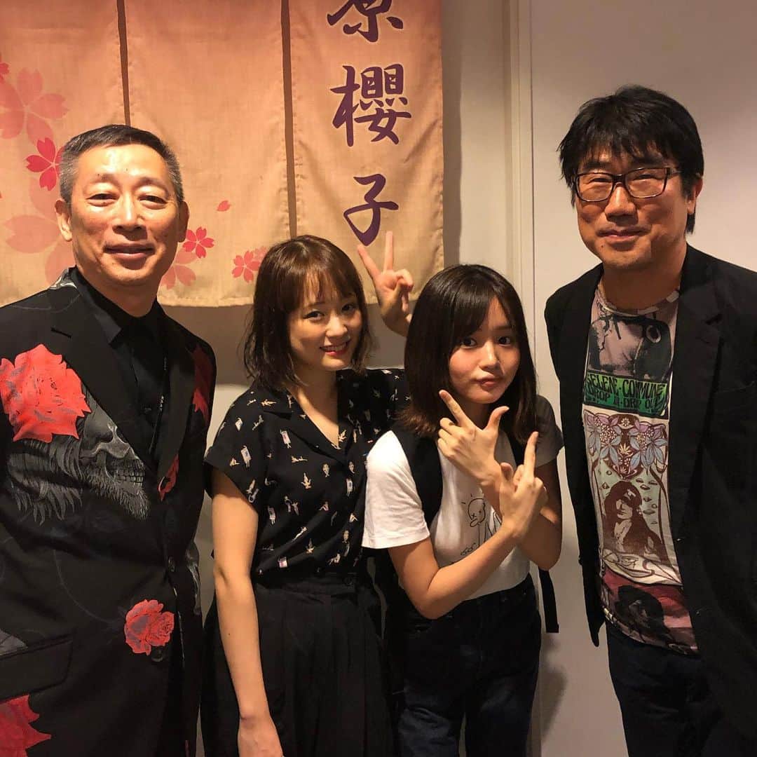 亀田誠治のインスタグラム：「森雪之丞さん書き下ろしのミュージカル「怪人と探偵」をKAAT神奈川芸術劇場で観ました。最後の1秒までドキドキワクワクしっぱなしの本当に面白いミュージカルでした。WEAVER杉本くん作曲の音楽も素敵！終演後、森雪之丞さん、大原櫻子ちゃん、応援に駆けつけた藤原さくらちゃんと記念撮影しましたよ。✌️この10年間に出会った素敵な仲間が繋がりました。😊」