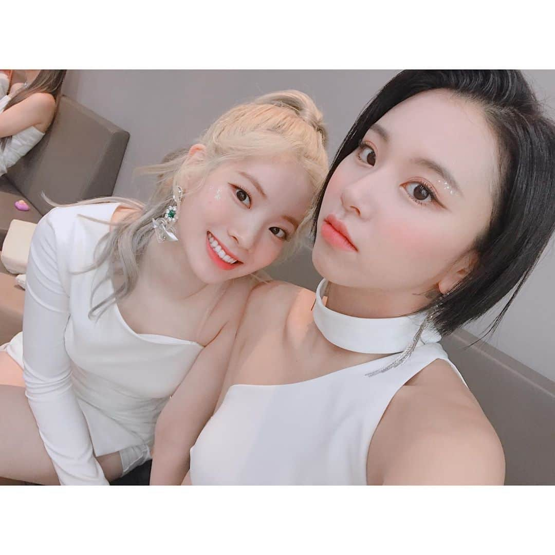 TWICEさんのインスタグラム写真 - (TWICEInstagram)「4일동안 새벽부터 함께 모두들 너무너무 고생 많았어요 다음주도 화이팅🍓🌻😛」9月29日 19時18分 - twicetagram