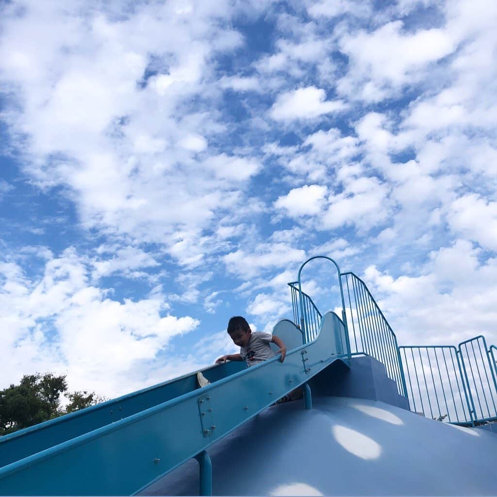 外村久美子さんのインスタグラム写真 - (外村久美子Instagram)「・ シュイーン！ 青空すべり台  #たろーしんの夏  #instagood」9月29日 19時21分 - kummy153