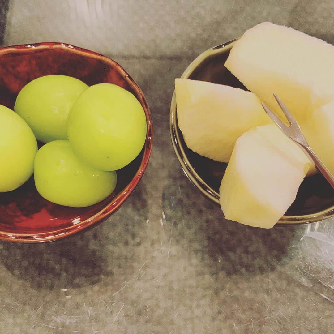 及川奈央さんのインスタグラム写真 - (及川奈央Instagram)「#りんご と #シャインマスカット 冷蔵庫には #梨 もあるしあわせ」9月29日 19時30分 - naooikawa