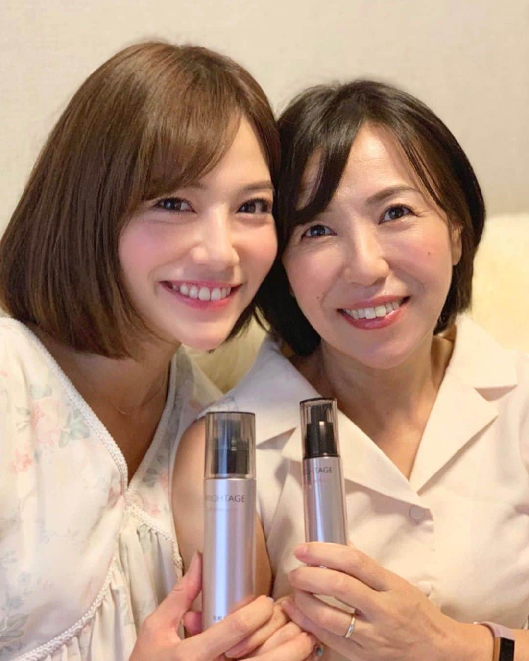 石井里奈さんのインスタグラム写真 - (石井里奈Instagram)「こんばんは🥰✨💕 . 週末お母さんが東京に遊びに来てたので 夜はブライトエイジで一緒にスキンケア🥰❤️ . ブライトエイジは最近使い始めて、すごいよかったオススメのスキンケアでね、 ロキソニンSなどを開発した製作会社がつくった、たった２つでハリ・美白・高保湿をかなえてくれるエイジングケアシリーズ🥺✨ . 一時在庫切れにもなってた話題の商品なの🥺🥺✨ . 最近目の下のしわだったり、ほうれい線が気になってきたけど、お母さんも同じ悩みで😂（さすが親子笑） . お母さんにもオススメしたくて仲良く一緒にスキンケアしたら、翌日起きたら肌がもちもちしてて、気持ちいいってお母さんも絶賛してた🥰💕✨ . やっぱり早めのエイジングケアは本当大切だなって思いました🥺✨ . いつまでも綺麗な親子でいられるようにお母さんと一緒にエイジングケアがんばるのだ👍✨ . 今日もお疲れさまでした🥰 . #ブライトエイジ #化粧水 #美容液 #スキンケア #2世代スキンケア #うわさのブライトエイジ #親子ではじめるブライトエイジ #母娘 #親子 #skincare #アンチエイジング #mom #mother #お母さん #仲良し親子 #親子コーデ #エイジングケア #美白 #美容 #beauty #instabeauty #skincare #しわ #シミ #家族 #family #母 #pr」9月29日 19時35分 - ri7tin1025