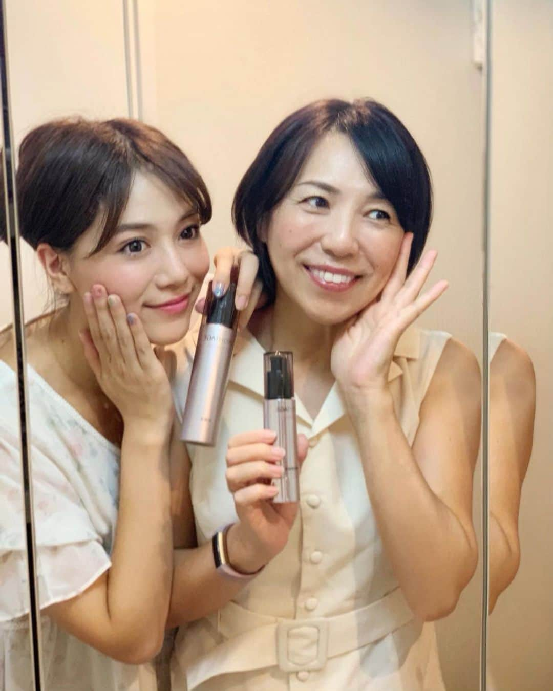 石井里奈さんのインスタグラム写真 - (石井里奈Instagram)「こんばんは🥰✨💕 . 週末お母さんが東京に遊びに来てたので 夜はブライトエイジで一緒にスキンケア🥰❤️ . ブライトエイジは最近使い始めて、すごいよかったオススメのスキンケアでね、 ロキソニンSなどを開発した製作会社がつくった、たった２つでハリ・美白・高保湿をかなえてくれるエイジングケアシリーズ🥺✨ . 一時在庫切れにもなってた話題の商品なの🥺🥺✨ . 最近目の下のしわだったり、ほうれい線が気になってきたけど、お母さんも同じ悩みで😂（さすが親子笑） . お母さんにもオススメしたくて仲良く一緒にスキンケアしたら、翌日起きたら肌がもちもちしてて、気持ちいいってお母さんも絶賛してた🥰💕✨ . やっぱり早めのエイジングケアは本当大切だなって思いました🥺✨ . いつまでも綺麗な親子でいられるようにお母さんと一緒にエイジングケアがんばるのだ👍✨ . 今日もお疲れさまでした🥰 . #ブライトエイジ #化粧水 #美容液 #スキンケア #2世代スキンケア #うわさのブライトエイジ #親子ではじめるブライトエイジ #母娘 #親子 #skincare #アンチエイジング #mom #mother #お母さん #仲良し親子 #親子コーデ #エイジングケア #美白 #美容 #beauty #instabeauty #skincare #しわ #シミ #家族 #family #母 #pr」9月29日 19時35分 - ri7tin1025