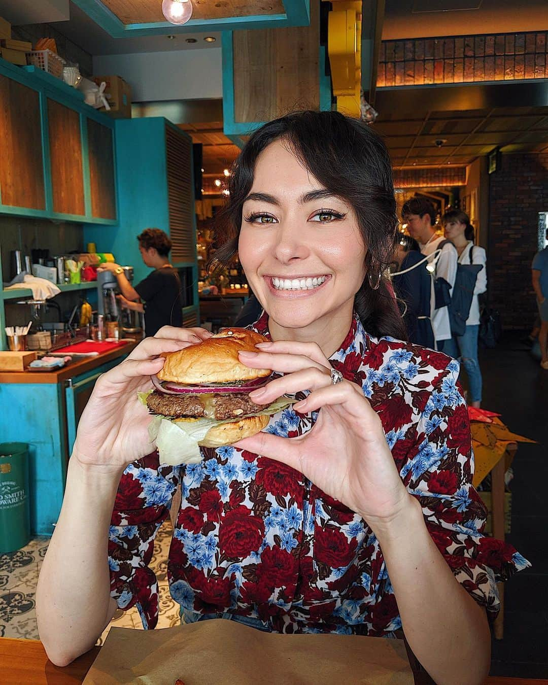 シャウラさんのインスタグラム写真 - (シャウラInstagram)「This is what happiness looks like. 幸せってこの事。 #burger #burgerlover #バーガー」9月29日 19時43分 - shaula_vogue