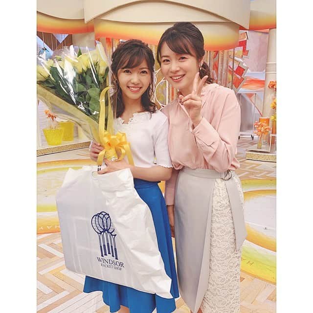 川又智菜美のインスタグラム：「🎓✨﻿ ﻿ はやドキ×私のInstagram﻿ といえばこの方💁‍♀️﻿ ﻿ いつも2人でネタを考え、﻿ 写真や動画を撮っていました☺️﻿ ﻿ くだらないことで2人で爆笑している時間は﻿ 本当に大切で幸せな時間でした💓﻿ ﻿ 皆川さん、いつも付き合ってくれて﻿ ありがとうございます😊﻿ ﻿ そして…﻿ 最後は皆川さんから花束をいただきました💐﻿ ﻿ 皆川さんの涙をみて、﻿ 色んな思い出がフラッシュバックしました😭﻿ ﻿ 皆さん、最後のいつものコントもあるので﻿ また投稿にお付き合いください(^^)﻿ ﻿ #tbs #はやドキ #アナウンサー #セントフォース ﻿ #皆川玲奈 アナ #川又智菜美 #卒業  #私はこっそり後で泣きましたとさ」