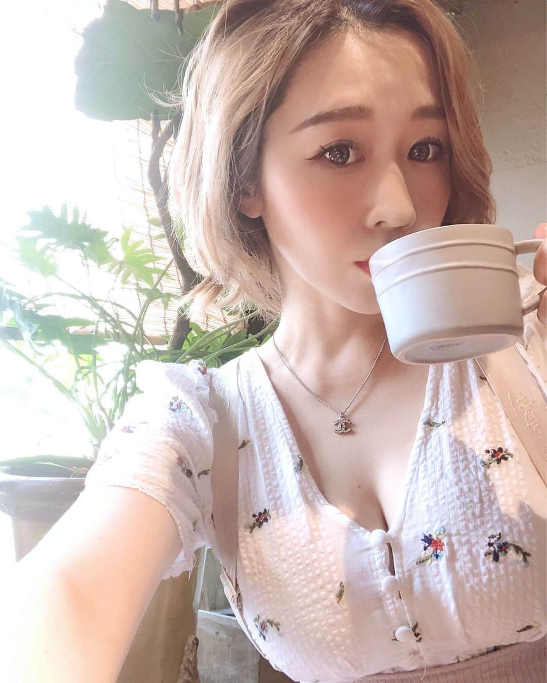 shihoのインスタグラム：「. . この間　@lucetokyo_biyo に #ウルトラハイフ を 受けにいってきました💛 医療ハイフは初めてだったから ドキドキだったんだけど わたしは痛みも全然平気でした！ ルーチェさんは他のところよりも めっちゃ細かくshot数をかなり当ててくれるから効果が絶大！！！ 終わった後の鏡をみてビックリ😳 半年もつみたいだし これからどんどん引き締まるみたいだから楽しみだっ💕 . 施術してくれた看護師さんが すっごい優しくて2時間ずーっと 楽しくお話してる間に あっとゆうまに終わってました✌️ 私はじめましての所は とっても緊張しちゃうんだけど 先生もカウンセリングの方も とにかくみんなみんな優しくて リラックスできました🥺 絶対に絶対にまたいきたいです💕 . . ありがとうございました🌷 . . . #ルーチェ東京美容クリニック  #美容 #美容クリニック #池袋 #ルーチェ美女」