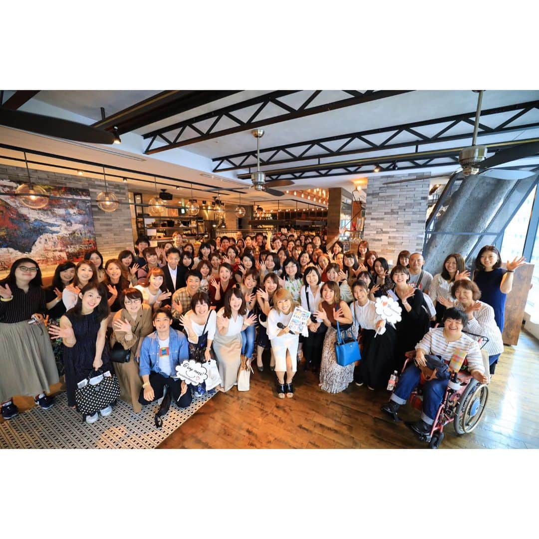 吉田ちかさんのインスタグラム写真 - (吉田ちかInstagram)「We had a very special event yesterday at an Australian restaurant called Ironbark in Ginza! Thank you all for coming/watching the live stream! To celebrate the release of our book ”WAKE UP! in Melbourne”, I wanted you guys to get a little feel of Melbourne and with the help of everyone at Visit Victoria, we were able to do just that! ﻿ ﻿ Not only was our event held at a special venue with delicious Australian food and drinks, we had a very special guest Shin-san from ST. Ali (one of our favorite cafes in Melbourne) come all the way from Melbourne to show us his world-champion latte skills! ﻿ ﻿ 昨日はGinza SIXのオーストラリアン・レストラン「Ironbark Grill & Bar」でとってもスペシャルなイベントをさせていただきました❤️ 来てくださったみなさん、生配信で参加してくださったみなさん、ありがとうございました😆💕﻿ ﻿ 「WAKE UP! in Melbourne」の出版記念イベントということで、メルボルンっぽさを出したいと思っていたところ、ビクトリア州政府観光局のみなさんのお陰でそれを実現することができました！﻿ ﻿ オーストラリア料理を専門とするおしゃれなレストランを会場に、メルボルンからまさかのスペシャルゲストまで！私たちが毎週のように通っていたお気に入りのカフェ St. Aliでバリスタを務め、ラテアートの世界チャンピョンでもあるShinさんが、ラテアートとデモンストレーションをしてくださいました！﻿ ﻿ このイベントを形にしてくださったみなさん、本当にありがとうございました！﻿ A huge thanks to @visitmelbourne @ironbarkg6 @melbourneginco @shinsaku_samurai & Sekai Bunka Publishing﻿ ﻿ イベントの生配信は、YouTubeにアーカイブされているので、よかったらチェックしてみてください😊﻿ ﻿ #普通に投稿してるけど #猿のお面を被った人が後ろに立ってる🤣 #2枚目 #ママの喋りに退屈する2人 #ねパパ #最近私たちの方がママより人気だもんね #って調子に乗ってる！ 笑 #3枚目 #トーク中に唯一リズムが合った瞬間 #でもおさるさんの目が怖ずぎる」9月29日 19時47分 - bilingirl_chika