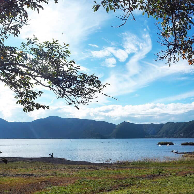 chiyo1173さんのインスタグラム写真 - (chiyo1173Instagram)「🌳 田舎のおばあちゃんの家に遊びに来ました！的な 笑 家族も親戚もみんな近くにいる私には田舎ないけど… ・ ・ 山梨への小旅行2日目は、 昔ながらの茅葺き屋根の景色が広がる #西湖いやしの里根場 に行ってきました。 すごく素敵な場所で癒された〜✨✨ ここ、めちゃくちゃおすすめです！ 山梨に行かれた際には是非♡ ・ ・ 兎にも角にも、雄大な自然の風景と山々のパワー、 そして温泉に癒された2日間でした。 山梨、ほんと良いところだわ🗻 日々の疲れをリセット出来たので、 また明日から頑張ろうっと٩(ˊᗜˋ*)و ・ ・」9月29日 19時47分 - chiyo1173