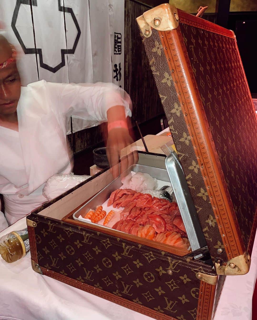 植野有砂さんのインスタグラム写真 - (植野有砂Instagram)「Fanciest sushi thing at @agehatokyo 🍣😳昨日はアゲハで久々にDJしたよ！バックステージに寿司バーがあって、まさかのヴィトン の中にネタが😂💓🐟🍣」9月29日 19時54分 - alisaueno