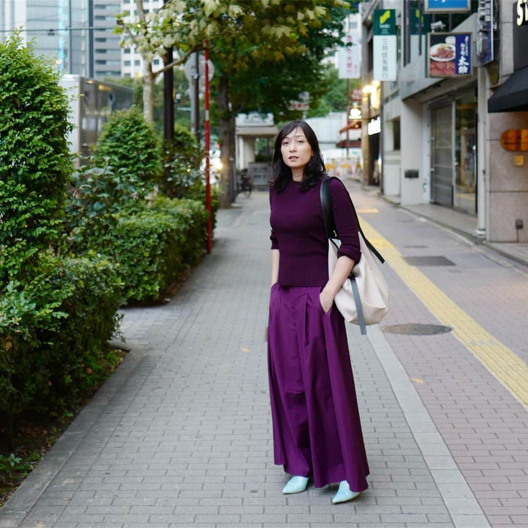 行方 久子 Hisako Namekataさんのインスタグラム写真 - (行方 久子 Hisako NamekataInstagram)「#hisakootd お気に入りすぎて2色買い @lephil_official のワイドパンツ。今日はOUTにしちゃってるけど、ハイウェストだからトップスをINすると、ものすごーく足長効果もあるのだ。光沢のあるサマーウールで、カジュアルにもちょっとしたお出掛けにも存在感&存在感があって🙆‍♀️ . さらし巻いて袴履いて応援団してた学生時代を思い出すわ🙄」9月29日 19時55分 - hisakonamekata