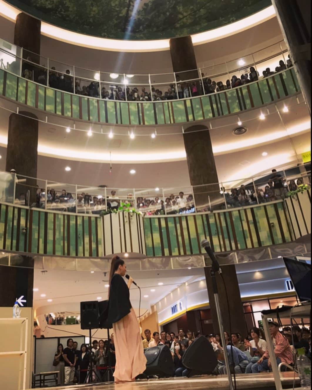 小柳ゆきのインスタグラム：「越谷レイクタウンリリイベ！ 地元埼玉ですが、越谷で歌うのはお初でした!!! しかし、越谷の方以外の方が沢山いらっしゃっていて、福岡やフィリピン🇵🇭からという遠方からの強者も！！🤪 よく来たね〜ありがとね〜😭✨ . 来てくれた皆様、握手並んでくれた皆様、足を止めてくれた皆様、ありがとうございました!!!! . . 次は10/12 昭島モリタウン。 10/13 北戸田イオンモール。  です🤩  #小柳ゆき #prelude #リリースイベント #越谷レイクタウン」
