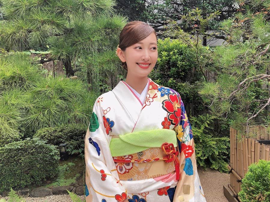 のインスタグラム：「姉の結婚式で﻿ 成人式ぶりの振袖🗻﻿ ﻿ レンタルの振袖だよ〜👘﻿ ﻿ もう26になる歳なのでw﻿ 髪はすっきりとさせました😊💓﻿ ﻿ おまけ🤫﻿ 甥っ子と姪っ子がサプライズで﻿ 歌ってくれたパプリカ🧡💛﻿ ﻿ ほんっっとうに上手に﻿ 堂々と歌ってくれて大感動😭💗﻿ ﻿ あと、爆泣きなわたし。笑笑﻿ ﻿ ﻿ #結婚式#和装#和服#東京大神宮#パプリカ」