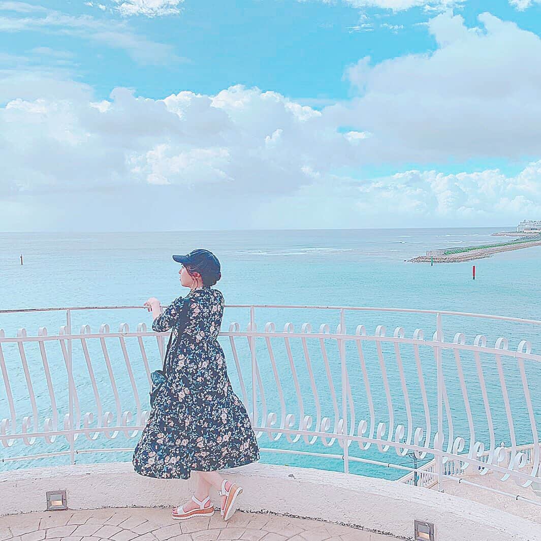 井上麗夢のインスタグラム：「今日は息抜き。って﻿ お出かけするとそこに﻿ お仕事の出会いがあったり﻿ ﻿ 人生はタイミングだし﻿ 合わない人とは﻿ そんな運命なんだろうし！﻿ ﻿ だから、タイミングが合う時は﻿ 飛び込むようにしてる。うん﻿ ﻿ #写真撮るのが好きな人と繋がりたい  #写真好きな人と繋がりたい  #沖縄 #沖縄旅行  #海 #女優 #井上麗夢」