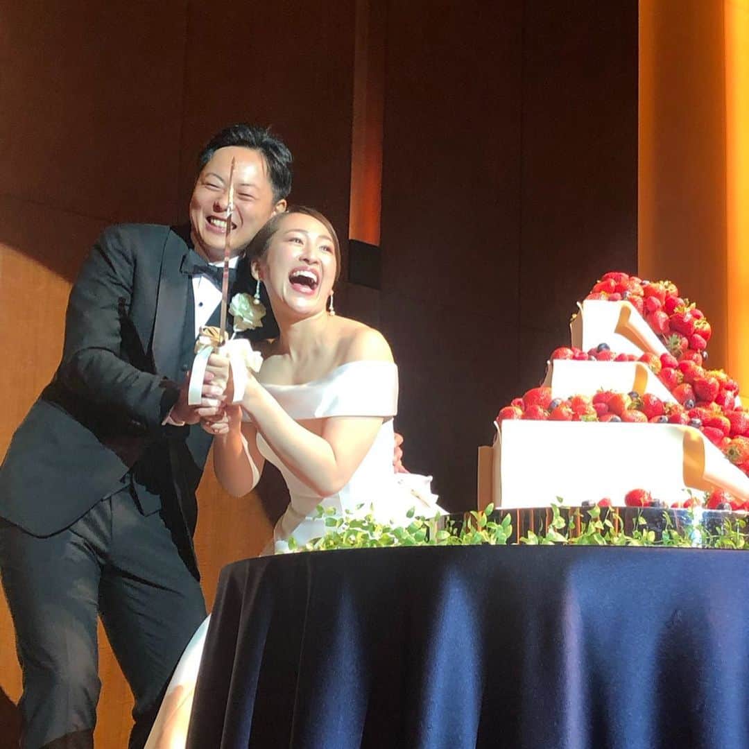 のインスタグラム：「まだまだ投稿続けます🤗💦 ファーストバイト🎂 両親に手本バイトしてもらいました🥄❤️ 大貴が食べるときに構えてる感じが可愛い。 手で無理やり押し込んでごめんね。 #ファーストバイト#お手本バイト #結婚式#披露宴#花婿#花嫁#コンラッド花嫁 #コンラッド東京#CONRADTOKYO  #wedding#weddingdress #ドレス #余興#サプライズ#幸せな1日」