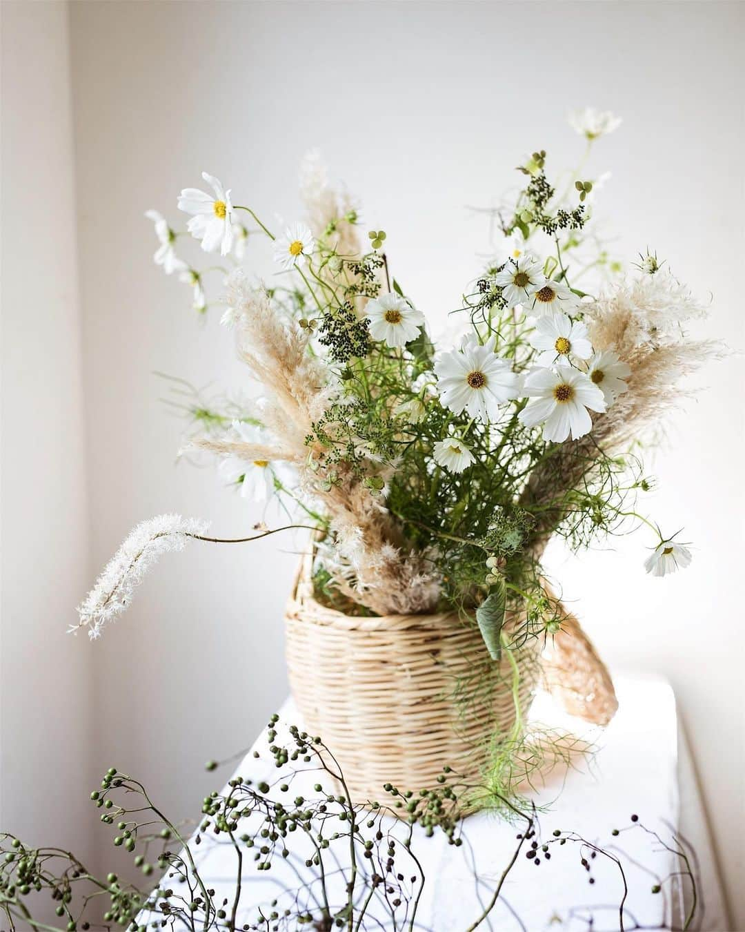 増田由希子さんのインスタグラム写真 - (増田由希子Instagram)「One of my favorite fall flowers.🌼 #cosmos #cosmosflowers #autumn #fall #fallflowers #autumnwhites NHK文化センター横浜教室、4月期終了しました。ご参加いただきました皆様本当にありがとうございました。来期もご一緒できますことを楽しみにしています！ 🌿 写真はコスモス、ヤマアジサイ、サラシナショウマにパンパスグラスを添えて。 (ヤマアジサイの枯れた葉は剪定をして。花がらだけを飾っても可愛い) 🌿 #NHK文化センター横浜教室今月の花 #ジェーンバーキンかごバッグ」9月29日 20時11分 - nonihana_