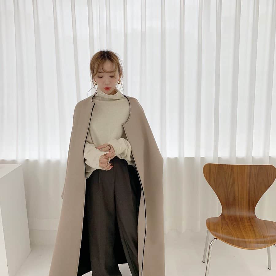 のインスタグラム：「𓎪𓎪 今年はついに new colorのボンディングちゃんが登場します✍🏻 (storyでも熱弁中。笑 ・ ✔︎表生地は毛玉になりにくい生地にパワーupして ✔︎裏生地はふわふわの暖かい着心地のいいものを追求、  いつものボリュームシルエットはそのままに バージョンupしたbonding ぜひぜひ受注会に見に来てください🥰 online でも10/4から販売開始です✍🏻 (knitとの相性も抜群♡ (この組み合わせがほんとにすき♡  new bonding coat wool cashmere turtle knit #NUEbyas #ボンディングコート #お色は3枚目が1番近いです #東京受注会ついに来週末です」