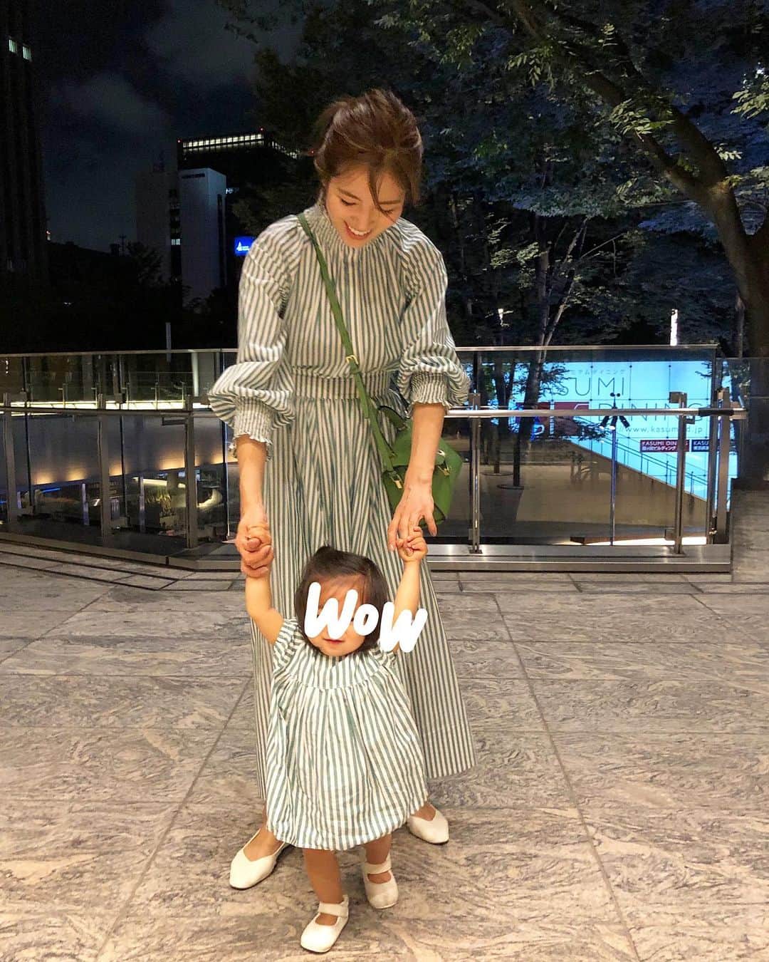 のインスタグラム：「・ 今夜は家族で外食✨ 今日は娘も沢山歩いた👏 娘のくっくは汚れちゃったけど、たまたま靴もお揃いみたいだった😚 ・ #今日のわたちたち」