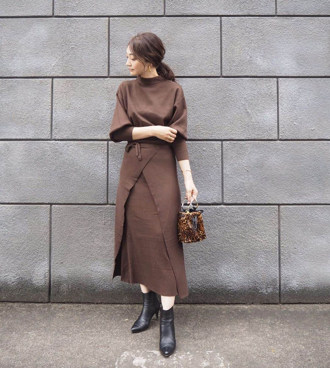 yoko178loveさんのインスタグラム写真 - (yoko178loveInstagram)「#coordinate ． ． 家族で食事へ🍽 ． ラップデザインのニットワンピースなら 一枚で可愛いから嬉しい✨ ． ． one-piece  @lagunamoon_com  bag  @maisonboinet  shoes  @odetteeodile ． ． #onepiece #ニットワンピース#コーディネート#instafashion #lagunamoon#ラグナムーン #maisonboinet #odetteeodile」9月29日 20時16分 - yoko178love