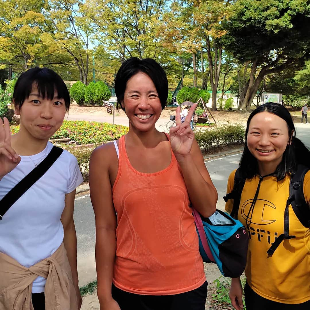 草野歩さんのインスタグラム写真 - (草野歩Instagram)「名古屋大会、３位でした🥉 少しずつ調子を上げられているかなと感じてます😊👍 今大会は日体大の先輩も応援に来てくれました。 ちなみにこんな先輩方に大学の時から、自由にやらせてもらって助けてもらっていたことに、今になって改めて感謝しています🙇✨ 私は昔からお世話になりっぱなしです😅  #beachvolleyball #beach #ビーチバレー #PASONA #パソナ #日本体育大学 #NipponSportsScienceUniversity #NSSU #LuxotticaJapan #ルックスオティカジャパン #athletearomacare #アスリートアロマ #Auter #オーター #大学院 #phd  #phdstudents #コーチ学 #coaching #博士号 #デュアルキャリア」9月29日 20時26分 - kusano_ayumi