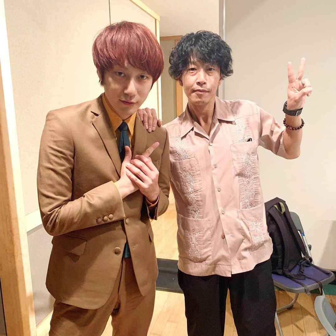 THE BAWDIESさんのインスタグラム写真 - (THE BAWDIESInstagram)「本日は我々夏フェス最後！「中津川 THE SOLAR BUDOKAN 2019」でしたーっ！ 呼んでくださった佐藤タイジさん（THEATRE BROOK）、参加してくれた皆さま、本当にありがとうございました！ …そして、TAXMANの"類似ヘア"という謎ジャンルの仲間を求め、挨拶も兼ねてタイジさんと一緒に写真を撮りたい！という願いを叶えるべく、私は会場内でタイジさんを探す旅に出かけました。しかしタイミングが合わず…いた！と、思ったらMOBYさん（SCOOBIE DO）だったり…あっ！と思えば結局TAX万太郎だったりと、、ウォーリーを探せ最終ページの難易度を久々に思い出した…夏の終わり。。あぁ、季節がかわるんだなぁ。By Roy ※ライヴ終わりにTOKYO FM『FESTIVAL OUT』の公開収録を田中さん（GRAPEVINE）とご一緒させていただきました！  #bawdies  #中津川THESOLARBUDOKAN2019 #中津川 #ソーラー武道館 #岐阜県 #佐藤タイジ さん #THEATREBROOK #MOBY さん #ScoobieDo #類似ヘア #ウォーリーを探せ #田中和将 さん #GRAPEVINE #TOKYOFM #FESTIVALOUT」9月29日 20時35分 - thebawdies