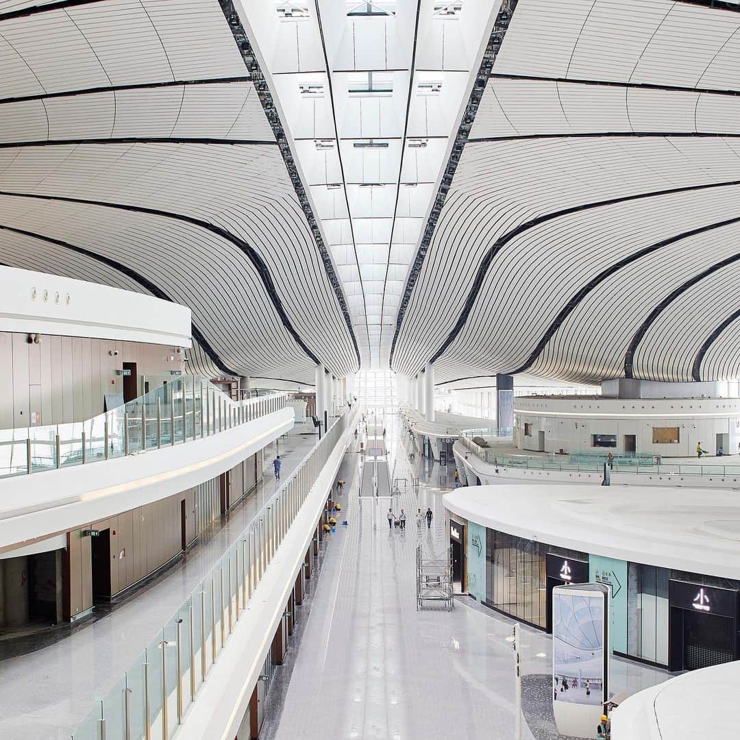 HYPEBEASTさんのインスタグラム写真 - (HYPEBEASTInstagram)「#hypelife: @zahahadiddesign debuts the expansive Beijing Daxing International Airport (PKX). Built in partnership with French engineering company ADP Ingénierie, the new star-shaped hub is the second airport in the Chinese capital, measuring in at a sprawling 700,000 square meters across its six flowing forms. Swipe for a look inside the space. ⁠⠀ Photo: STR/AFP/Getty Images/Zaha Hadid Architects」9月29日 20時36分 - hypebeast