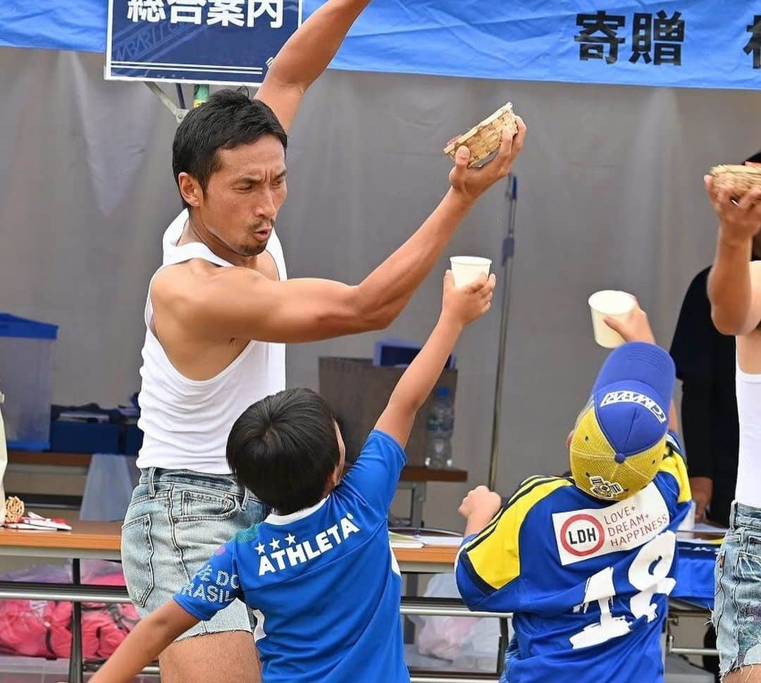 太田康介さんのインスタグラム写真 - (太田康介Instagram)「FC今治ファン感謝祭2019  沢山の皆様にご来場いただきました。  本当にありがとうございました。  皆さんの支えあってのFC今治です。  残り9試合、みんなで戦いましょう💪💪 #FC今治 #チーム今川マッスル5 #なかやまきんに君  #子供達に助けられました #今日来た方はお気づきだろうか #選手の出し物 #太田康介 #仮面にマント #二人羽織 #コント対決 #フル稼働 #全部に名前書いてありました #お疲れ様でした #ご来場ありがとうございました」9月29日 20時51分 - kosukeota.7