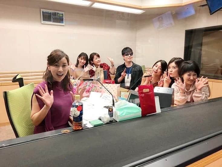 柚月美穂のインスタグラム：「文化放送  日野ミッドナイトグラフィティ 【走れ！歌謡曲】 . 同期ラジオパーソナリティの 小林奈々絵ちゃんが 先日ラストランを完走致しました😊 . 9年半前、同じ時に 走れ歌謡曲のパーソナリティとして就任し 毎週 午前3時〜５時 生放送 準備時間5時間 パーソナリティ× ディレクター×ADでの 3人体制の密な時間 . . 私は4年ほど駆け抜け お先に卒業しました。 . それでも喋り続けて400時間以上 . でも、私が卒業したあとも懸命に奈々絵は その倍の時間頑張ってきたって事ですよね。 . 本当に凄いことです。 . 初めて奈々絵と出会った時は ＯＬからの大抜擢でとても初々しい印象でした。 . そこからパーソナリティ全員が 同じ時間と想いを共有し 励まし合い讃え合い いつ思い出しても全て鮮明です。 . そんな同期パーソナリティの奈々絵を あの日残して卒業した事。 . 私のラスト放送を泣きながらブースの前で寄り添ってくれた事。 今でも心に刻まれています。 . そして迎えたラストラン。 ついに今回は私が見守る番だ！と。 . 最後の放送は 奈々絵らしく とても温かく笑いと涙と愛で溢れる素敵な放送になりましたね☺︎ . 私達も放送中に奈々絵ちゃんにお疲れ様〜！と皆で乱入しました。 . . 走れ歌謡曲も まもなく51年目に突入です。 . この長い長い歴史の中で 次から次へと愛のバトンが紡がれて 本当に素敵なホームです🏠 . 完走見届けられて本当に良かった！ . 改めてっ 奈々絵☺️9年半本当にお疲れ様でした♡ . これからの活躍も応援します♡ . 皆さんともずっーと走れファミリーです🌛 . #文化放送 #走れ歌謡曲 . #東海ラジオ放送 #ラジオ大阪 #中国放送 #北日本放送 #静岡放送 #福井放送 . #小林奈々絵 . #Japanese #picoftheday #instagood #happy #followme #follow #art #me #instadaily #style」