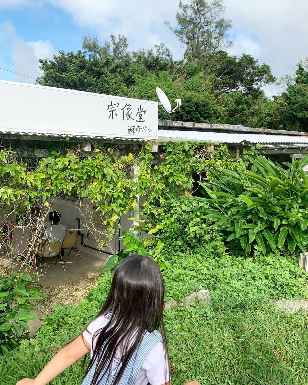 清水わかこさんのインスタグラム写真 - (清水わかこInstagram)「沖縄巡り。 食器屋さんは @mofgmona  パン屋は @munakatado (ブランコもここ) 土曜日の夜はママ友と❤️ 生後4ヶ月の赤ちゃんを抱っこしたい！という娘に快く抱っこさせてくれた、けけありがとう🥰(5枚目) 娘も大満足の2日間でした🤗 明日からまた頑張ろう！！！ #沖縄 #沖縄旅行 #okinawa #teruyaオススメ」9月29日 21時01分 - wakacham_