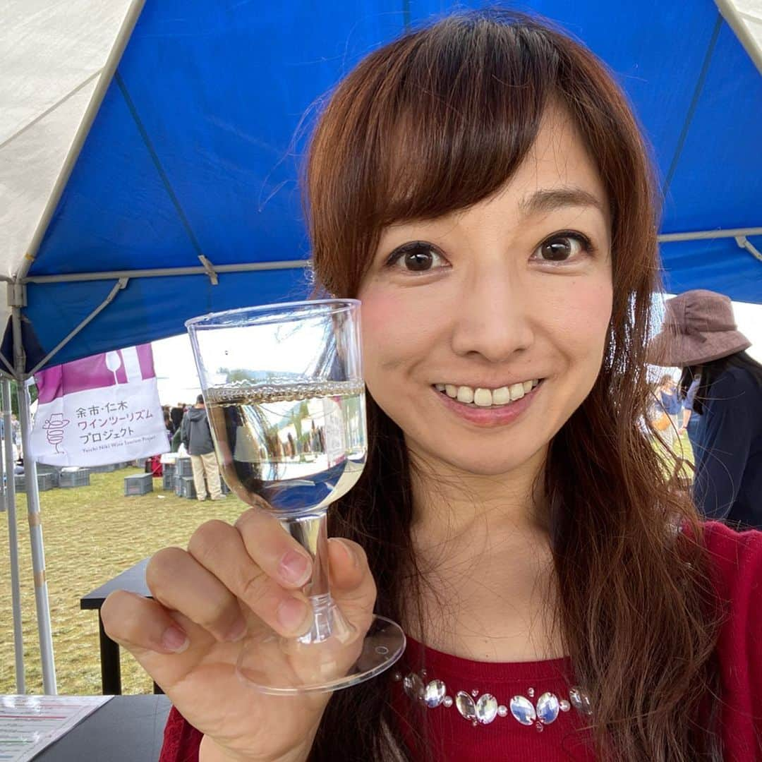 佐藤彩さんのインスタグラム写真 - (佐藤彩Instagram)「今日は、味覚の祭典「よいち大好きフェスティバル」に行ってきました😊  300円のくじで2等賞が当たり、約4000円相当のジュース詰め合わせセットが当たったり… プルーンをお得にたっぷり購入できたり…🌟 . なんだかラッキーなこともたくさんありました😆  このあとも余市で美味しいものを堪能して、帰りは赤井川カルデラ温泉へ♨️ 源泉かけ流しの良質な温泉を、なんと400円で堪能できます✨ 好きな温泉のひとつで、お肌すべすべ美肌の湯♨️ あぁ〜癒されました☺️ . .  #余市 #よいち大好きフェスティバル  #くじ運いい #ニッカウヰスキー #jijiyababaya  #赤井川カルデラ温泉  #ナトリウムカルシウム塩化物硫酸塩温泉 #源泉かけ流し #HBC #アナウンサー #温泉ソムリエ #佐藤彩」9月29日 21時00分 - hbc_ayasato