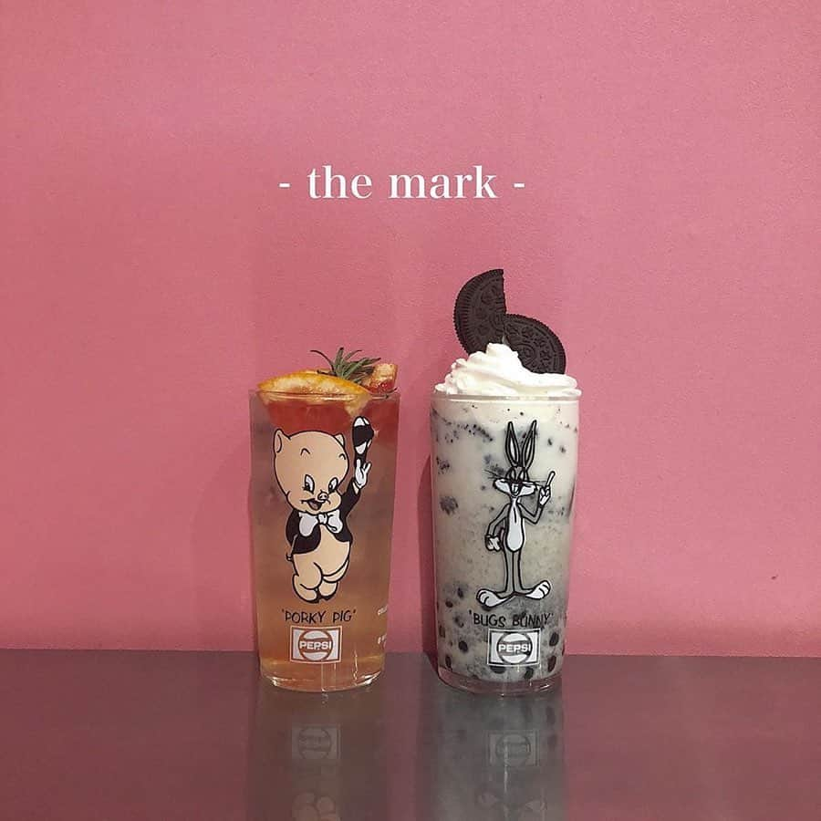 Nom de plumeさんのインスタグラム写真 - (Nom de plumeInstagram)「『THE MARK COFFEE SUPPLY』では﻿ イートイン限定でオシャレな﻿ ヴィンテージグラスに﻿ ドリンクを入れてもらえるんです🐥💓﻿ ﻿ クリームやアイスクリームの﻿ トッピングもオススメ🍒♡﻿ ﻿ レトロかわいいデザインのグラスで﻿ いつものドリンクも違った印象に😻⁉︎﻿ （グラスのお持ち帰りはできません）﻿ ﻿ 📍兵庫県神戸市中央区元町通2丁目3-16（神戸本店）﻿ 営業時間：11:00〜19:00﻿ ﻿ −−−−−−−−−−−−−−−−−−−−−−−−−−−−﻿ ﻿ Nomdeplumeで紹介させて﻿ いただける写真を募集中🧚‍♀️💜﻿ 素敵な写真が撮れたら﻿  #nomdeplume をつけるか﻿ このアカウントをタグ付けしてね💫﻿ ﻿ −−−−−−−−−−−−−−−−−−−−−−−−−−−−﻿ 🎀photo by 🎀﻿ ・@heather_pinkreina ・@_maki_1016 ・@yui_iam ﻿ ◇◇◇◇◇◇◇◇◇◇◇◇◇◇◇◇◇◇◇◇◇◇◇◇◇◇◇◇◇﻿ ﻿ #nomdeplume #themark #themarkcoffeesupply #coffe #cafe #神戸カフェ #元町 #南京町 #神戸 #カフェ巡り #タピオカ #タピオカ巡り #コーヒー #元町タピオカ ﻿」9月29日 21時00分 - nomde_official