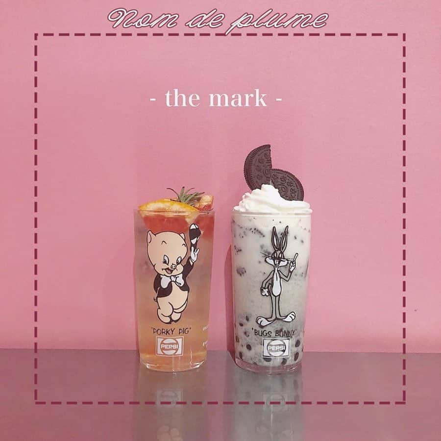 Nom de plumeさんのインスタグラム写真 - (Nom de plumeInstagram)「『THE MARK COFFEE SUPPLY』では﻿ イートイン限定でオシャレな﻿ ヴィンテージグラスに﻿ ドリンクを入れてもらえるんです🐥💓﻿ ﻿ クリームやアイスクリームの﻿ トッピングもオススメ🍒♡﻿ ﻿ レトロかわいいデザインのグラスで﻿ いつものドリンクも違った印象に😻⁉︎﻿ （グラスのお持ち帰りはできません）﻿ ﻿ 📍兵庫県神戸市中央区元町通2丁目3-16（神戸本店）﻿ 営業時間：11:00〜19:00﻿ ﻿ −−−−−−−−−−−−−−−−−−−−−−−−−−−−﻿ ﻿ Nomdeplumeで紹介させて﻿ いただける写真を募集中🧚‍♀️💜﻿ 素敵な写真が撮れたら﻿  #nomdeplume をつけるか﻿ このアカウントをタグ付けしてね💫﻿ ﻿ −−−−−−−−−−−−−−−−−−−−−−−−−−−−﻿ 🎀photo by 🎀﻿ ・@heather_pinkreina ・@_maki_1016 ・@yui_iam ﻿ ◇◇◇◇◇◇◇◇◇◇◇◇◇◇◇◇◇◇◇◇◇◇◇◇◇◇◇◇◇﻿ ﻿ #nomdeplume #themark #themarkcoffeesupply #coffe #cafe #神戸カフェ #元町 #南京町 #神戸 #カフェ巡り #タピオカ #タピオカ巡り #コーヒー #元町タピオカ ﻿」9月29日 21時00分 - nomde_official