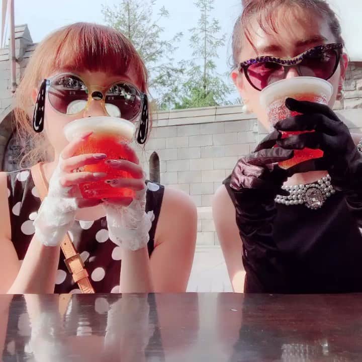 のインスタグラム：「🎃👻🧙‍♀️🧛‍♂️🧟‍♂️🍭 無言でバタービール🍺 暑かったからゴクゴク♡ 倍速再生▶︎▶︎ #毎年恒例 #仮装の季節 #ティファニーで朝食を #ユニバーサルスタジオジャパン #universalstudiosjapan #usj #halloween」