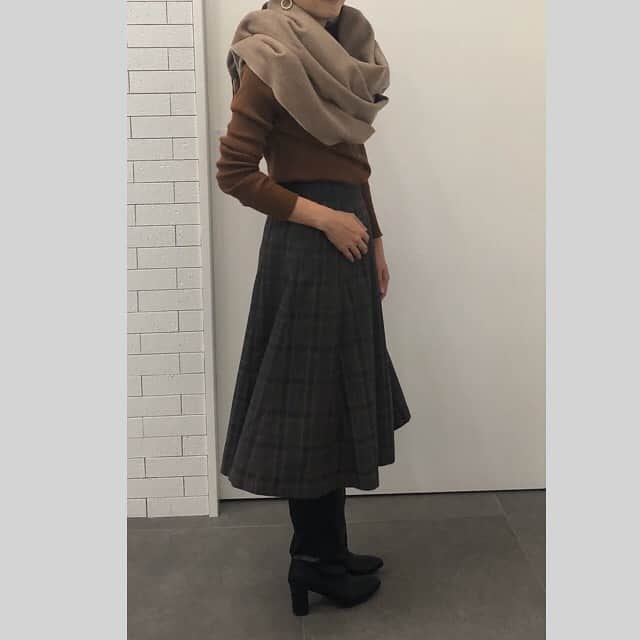 Techichiさんのインスタグラム写真 - (TechichiInstagram)「[ Recommended Item ]  今季のスカートスタイルはロングブーツがクラシカルでnew!!! いつものスカートスタイルが新鮮に見えます♫  お近くのTe chichi店舗でぜひご覧くださいませ。。 #longboots ¥14990+tax  #cardigan ¥3990+tax (1607030)  #skirt ¥7990+tax (1504301)  #stole ¥6990+tax (10末入荷予定)  #techichi #テチチ#lugnoncure #ルノンキュール#techichiterrasse#テチチテラス#スカート#ロングブーツ#カーディガン#ストール#通勤コーデ#お仕事を楽しく#大人かわいい」9月29日 20時53分 - techichi_official