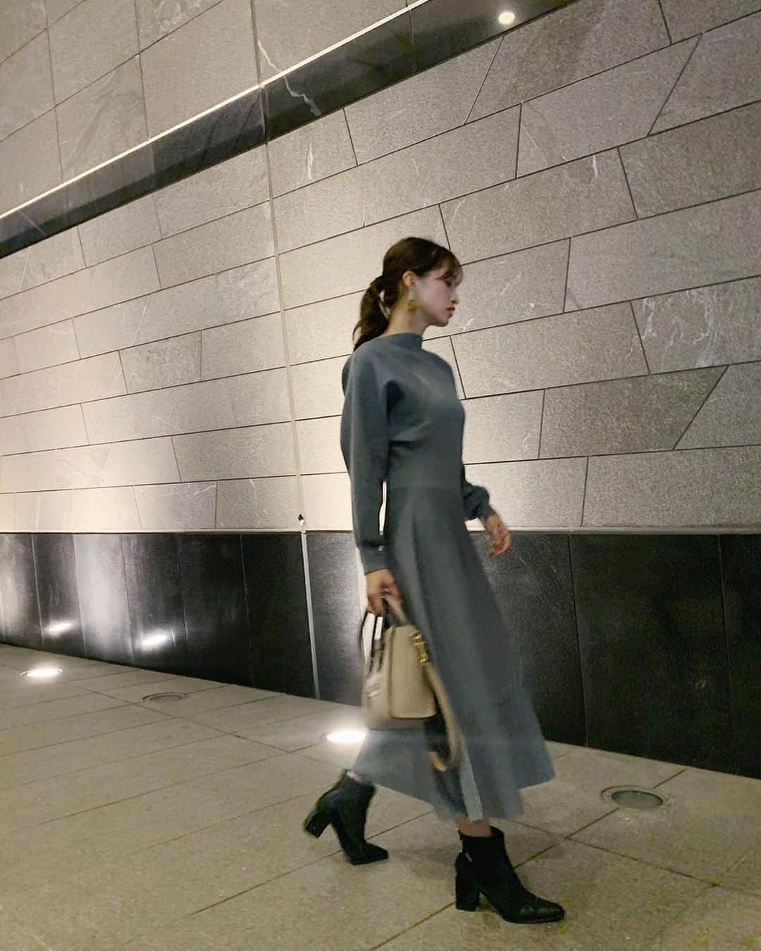 ARISA（和田有沙）さんのインスタグラム写真 - (ARISA（和田有沙）Instagram)「ㅤㅤㅤㅤㅤㅤㅤㅤㅤㅤㅤㅤㅤ "美術館style"ㅤㅤㅤㅤㅤㅤㅤㅤㅤㅤㅤㅤㅤ ㅤㅤㅤㅤㅤㅤㅤㅤㅤㅤㅤㅤㅤㅤㅤㅤㅤㅤㅤㅤㅤㅤㅤ ディレクター、デザイナーを 務めるようになってからㅤㅤㅤㅤㅤㅤㅤㅤㅤㅤㅤㅤㅤ 人が創り出すもの 心情だったりその背景に興味を持つようになりました😌ㅤㅤㅤㅤㅤㅤㅤㅤㅤㅤㅤㅤㅤㅤㅤㅤㅤㅤㅤㅤㅤㅤㅤㅤㅤㅤㅤㅤㅤㅤㅤㅤㅤㅤㅤㅤㅤ  1つ1つの洋服のデザインに向き合って、 素材やディテール。ㅤㅤㅤㅤㅤㅤㅤㅤㅤㅤㅤㅤㅤ どこに拘りを置いて その服をどんな時に着て欲しいのか。ㅤㅤㅤㅤㅤㅤㅤㅤㅤㅤㅤㅤㅤ ㅤㅤㅤㅤㅤㅤㅤㅤㅤㅤㅤㅤㅤ お客様が手にとって着て下さった時の事を 想像しながら作っている時が 楽しくてドキドキする時間🤤💕ㅤㅤㅤㅤㅤㅤㅤㅤㅤㅤㅤㅤㅤㅤㅤㅤㅤㅤㅤㅤㅤㅤㅤㅤㅤㅤㅤㅤㅤㅤㅤㅤㅤㅤㅤㅤㅤㅤ ㅤㅤㅤㅤㅤㅤㅤㅤㅤㅤㅤㅤㅤ  着用しているワンピースは 10月発売☺︎こちらも拘りが沢山詰まった1枚😏 また改めてご紹介させて下さい☺︎ㅤㅤㅤㅤㅤㅤㅤㅤㅤㅤㅤㅤㅤㅤㅤㅤㅤㅤㅤㅤㅤㅤㅤㅤㅤㅤㅤㅤㅤㅤㅤㅤㅤㅤㅤㅤㅤㅤ  女性らしいワンピースにも やっぱり変形ヒールで遊び心を。 Leory Styleです😏ㅤㅤㅤㅤㅤㅤㅤㅤㅤㅤㅤㅤㅤㅤㅤㅤㅤㅤㅤㅤㅤㅤㅤㅤㅤㅤㅤㅤㅤㅤㅤㅤㅤㅤㅤㅤㅤㅤㅤ  ひたすら感動している私を マメに撮ってくれた👶🏻 ありがとう🙇‍♀️💕ㅤㅤㅤㅤㅤㅤㅤㅤㅤㅤㅤㅤㅤㅤㅤㅤㅤㅤㅤㅤㅤ  #魂がふるえる #塩田千春展 #森美術館 #六本木ヒルズ#laviedeleory#leory#LeoryxEBLÓA #ラヴィドゥレオリー#レオリー#レオリーエブロア#arisa_fashion」9月29日 20時59分 - wadaarisa