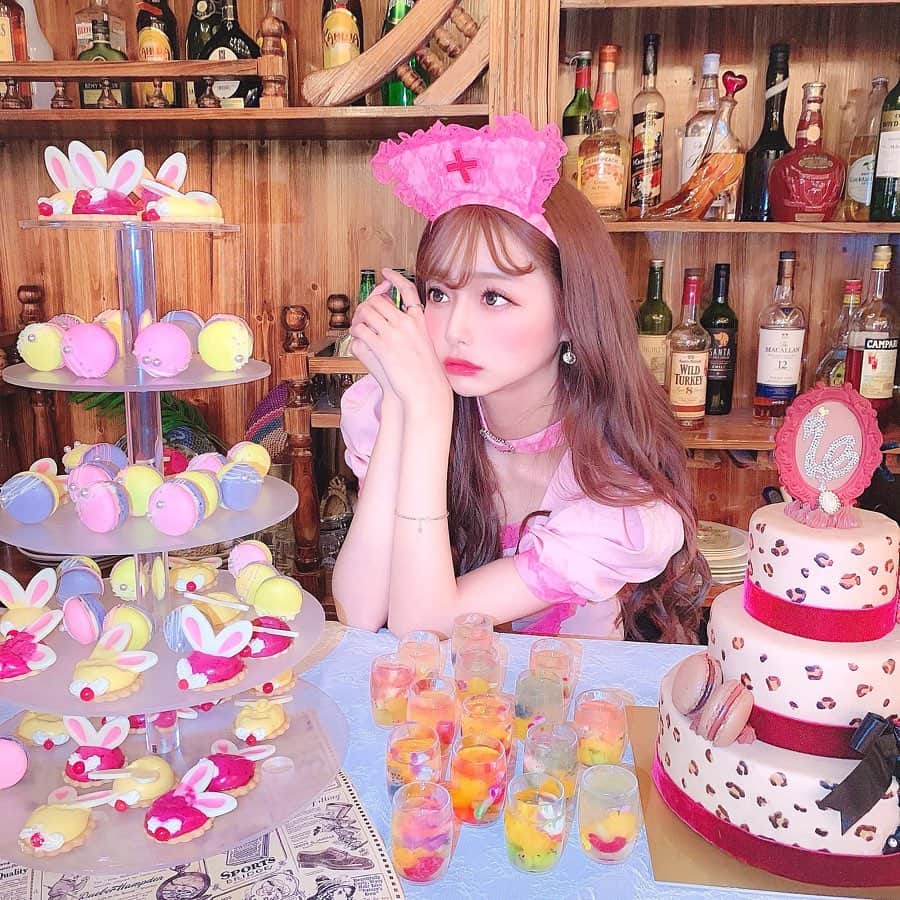 のインスタグラム：「お気に入りスポット🍰💗 カラフルでかわいいのー😍❤️❤️ ケータリングが豪華でした🌈💕 🐰💗 #マカロン #マカロンタワー #マカロンケーキ #ケーキ #オーダーケーキ #halloween #halloweenparty #halloweencostume #おそろコーデ #スワンキス #ハロウィンコスプレ #ハロウィン #コスプレ #ナース #ナースコス #ナース服 #ナースコスプレ #ハロウィン仮装 #ピンク #仮装 #Swankiss #BODYLINE」