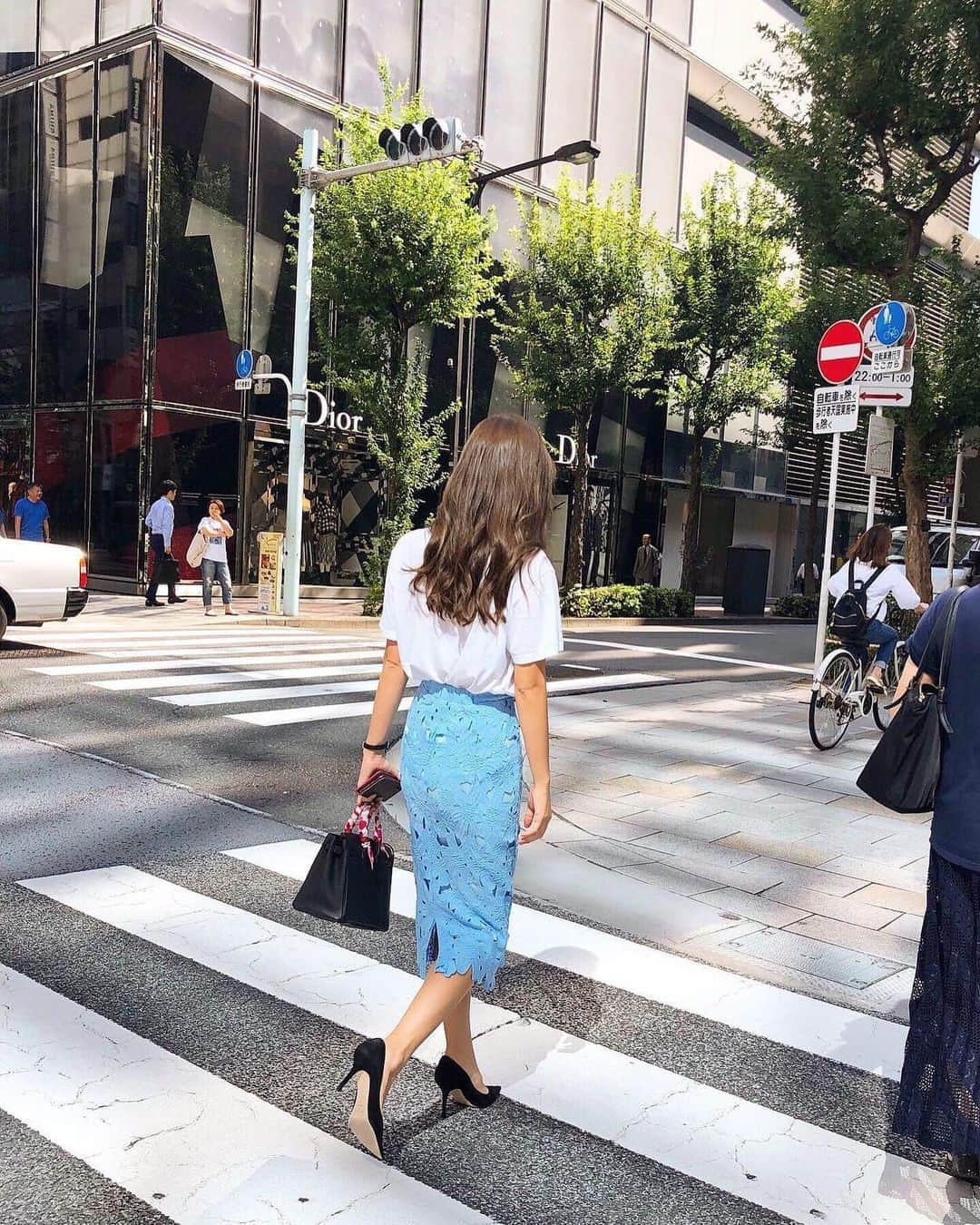 岡部あゆみさんのインスタグラム写真 - (岡部あゆみInstagram)「朝の銀座すき🌞 コラボスカート 本当大活躍✨ ニットやパーカーはもちろん Tシャツとの相性も抜群♡ 夕方はストールとかカーディガン羽織ってる🍁」9月29日 21時03分 - ayumi_okabe