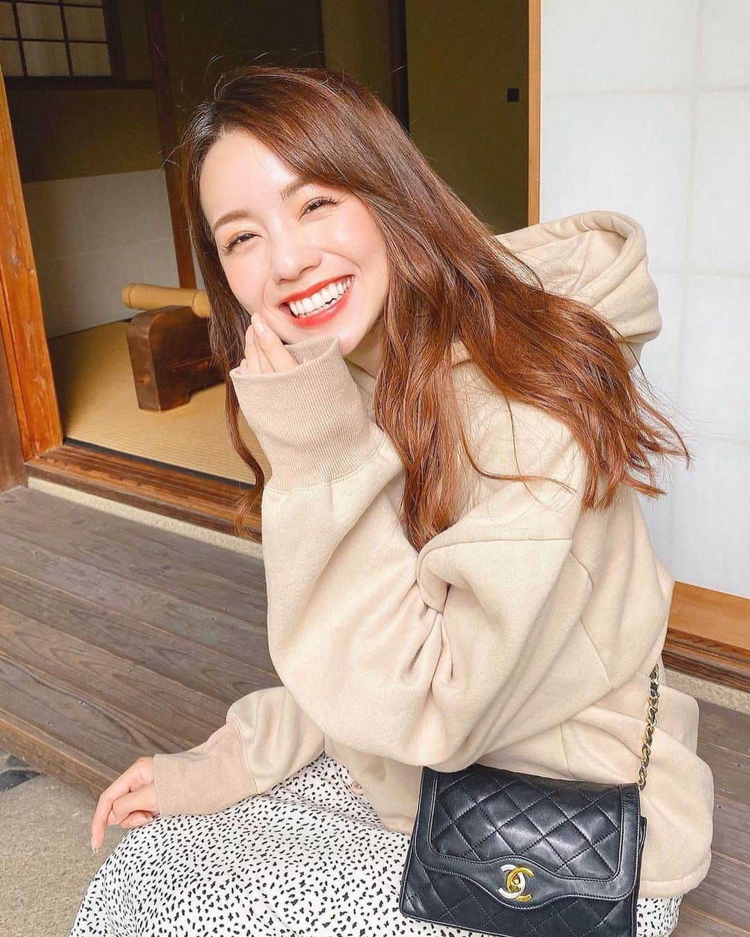 黒田真友香さんのインスタグラム写真 - (黒田真友香Instagram)「たまにはパーカーでラフなコーデも🙆‍♀️ ・ ・ 明日は1ヶ月ちょっとぶりの美容室！ エクステの上からカラー変えようか迷うなあ🙃  長さは少し切るつもり😍❤️ ボブの時は3週間に一回は必ず行ってたから結構空いた気がする😯  明日で9月終わりなんて早すぎる、、、 ・ ・  #パーカーコーデ　#プチプラコーデ　#titivate #titivatestyle #秋コーデ　#ティティベイト　#裾ドローストリング裏起毛パーカー」9月29日 21時06分 - kurodamayukaxx