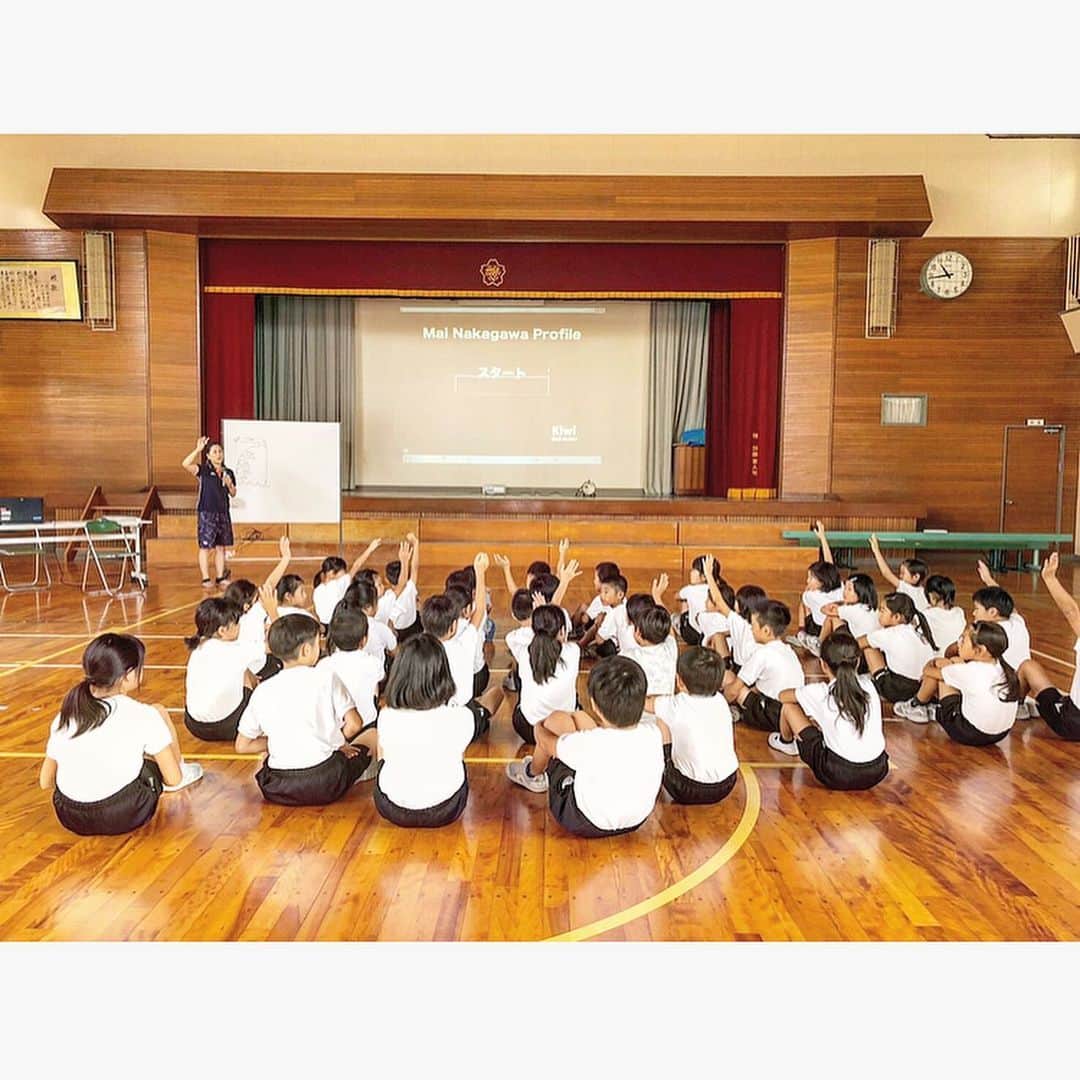 中川真依さんのインスタグラム写真 - (中川真依Instagram)「. 先週は小松市府津小学校の3年生の皆さんに会いに行ってきました😊🌼 . 元気いっぱいの子供達と一緒に、今回もお話しの最後に柔軟をしました🤸🏻‍♂️✨ . 毎回思うんだけど、私より硬い子が多い.....😅 子供ってもっと柔らかいのかと思ってたけど、そうでもないのかな？ . これを機に生活の中に柔軟を取り入れてくれる子たちが増えたらいいな🥺✨ #小松市スポーツアドバイザー #小松市立符津小学校」9月29日 21時18分 - maimai.47