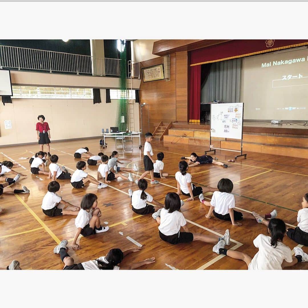 中川真依さんのインスタグラム写真 - (中川真依Instagram)「. 先週は小松市府津小学校の3年生の皆さんに会いに行ってきました😊🌼 . 元気いっぱいの子供達と一緒に、今回もお話しの最後に柔軟をしました🤸🏻‍♂️✨ . 毎回思うんだけど、私より硬い子が多い.....😅 子供ってもっと柔らかいのかと思ってたけど、そうでもないのかな？ . これを機に生活の中に柔軟を取り入れてくれる子たちが増えたらいいな🥺✨ #小松市スポーツアドバイザー #小松市立符津小学校」9月29日 21時18分 - maimai.47